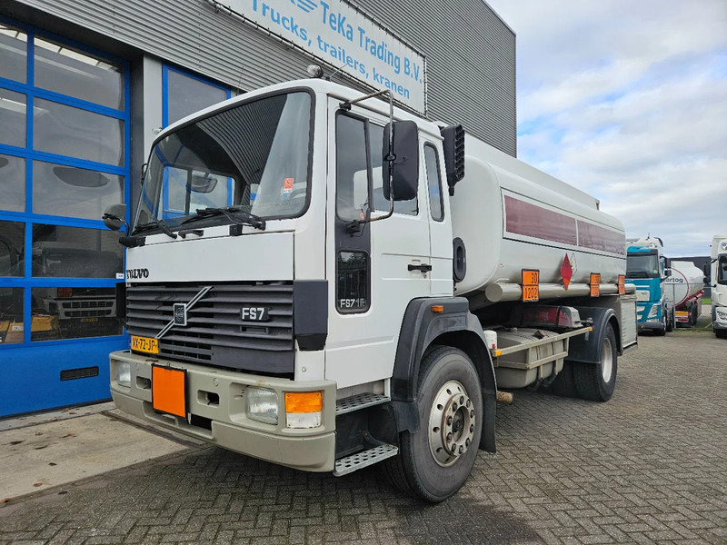 Volvo F S7 18 HOBUR 14.800 Liter 3 Compartments Steel Manual - Cisternové vozidlo: obrázok 2 Volvo F S7 18 HOBUR 14.800 Liter 3 Compartments Steel Manual - Cisternové vozidlo: obrázok 2