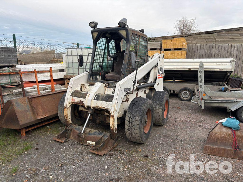 Bobcat A220 (112340) - Kolesový nakladač: obrázok 1 Bobcat A220 (112340) - Kolesový nakladač: obrázok 1