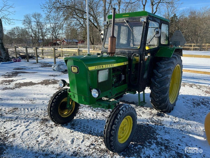 John Deere 2120 - Traktor: obrázok 1 John Deere 2120 - Traktor: obrázok 1