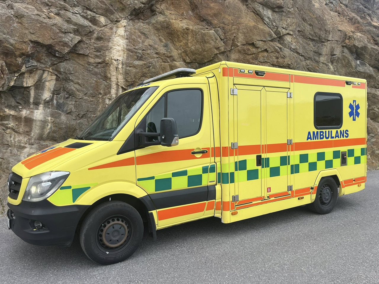 MERCEDES-BENZ Sprinter 319 - AMBULANCE / Krankenwagen / швидка допомога - Sanitka: obrázok 1 MERCEDES-BENZ Sprinter 319 - AMBULANCE / Krankenwagen / швидка допомога - Sanitka: obrázok 1