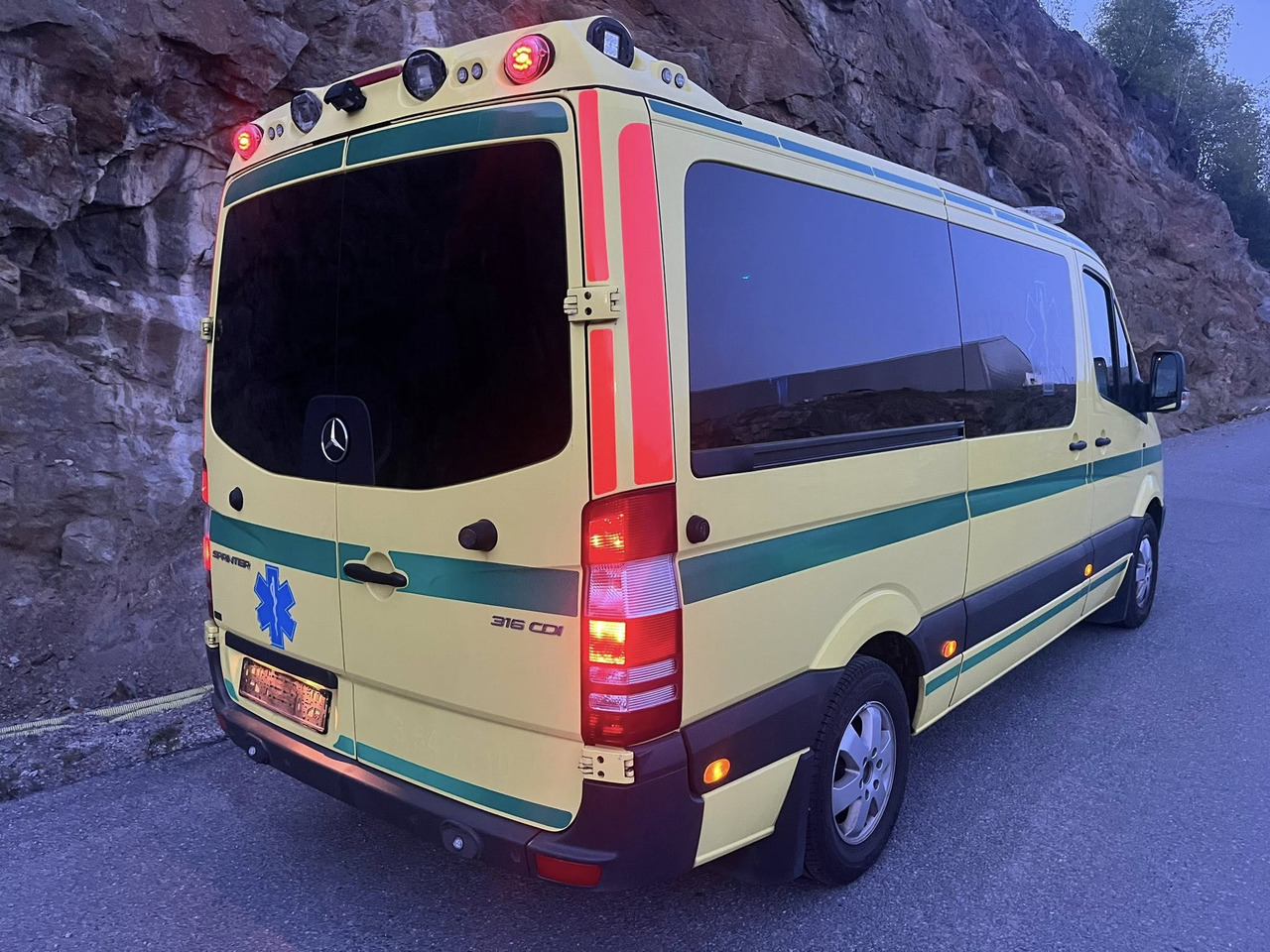Mercedes-Benz Sprinter 316 - 2 stretcher AMBULANCE / Krankenwagen / Швидка допомога - Sanitka: obrázok 3 Mercedes-Benz Sprinter 316 - 2 stretcher AMBULANCE / Krankenwagen / Швидка допомога - Sanitka: obrázok 3