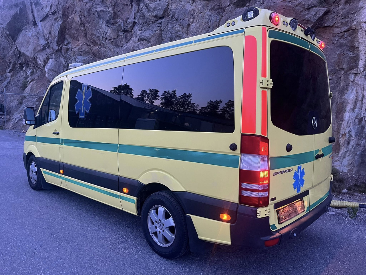 Mercedes-Benz Sprinter 316 - 2 stretcher AMBULANCE / Krankenwagen / Швидка допомога - Sanitka: obrázok 4 Mercedes-Benz Sprinter 316 - 2 stretcher AMBULANCE / Krankenwagen / Швидка допомога - Sanitka: obrázok 4