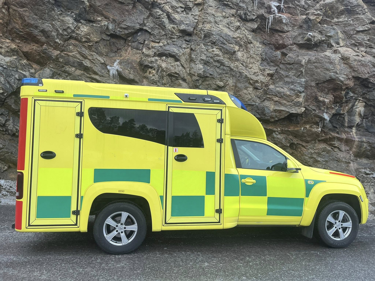 VOLKSWAGEN Amarok 4motion - AMBULANCE / ambulanse / ambulanssi - Sanitka: obrázok 4 VOLKSWAGEN Amarok 4motion - AMBULANCE / ambulanse / ambulanssi - Sanitka: obrázok 4