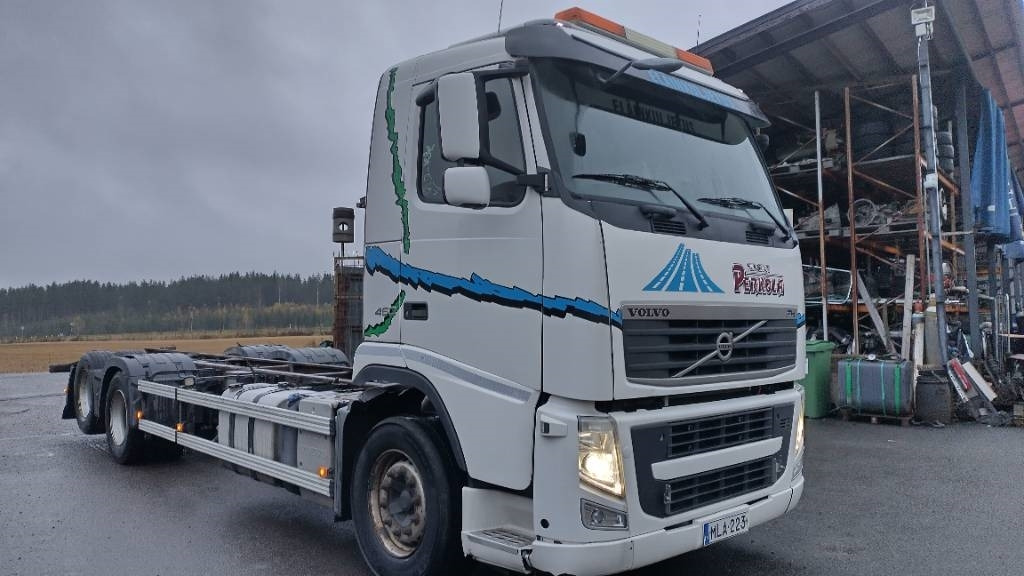 Volvo FH13 6x2 alusta, manuaalivaihteisto - Podvozek s kabinou: obrázok 2 Volvo FH13 6x2 alusta, manuaalivaihteisto - Podvozek s kabinou: obrázok 2