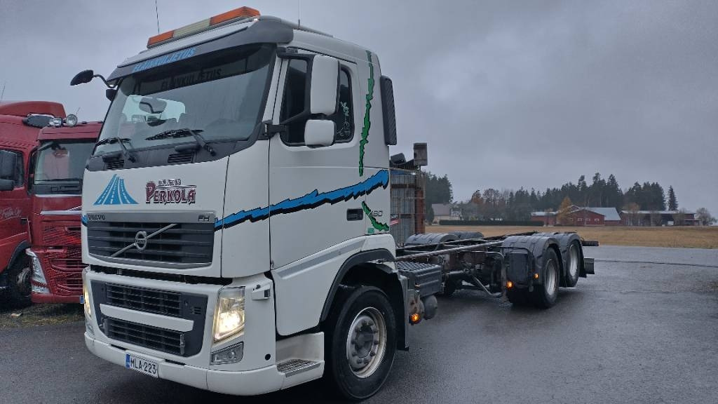 Volvo FH13 6x2 alusta, manuaalivaihteisto - Podvozek s kabinou: obrázok 1 Volvo FH13 6x2 alusta, manuaalivaihteisto - Podvozek s kabinou: obrázok 1