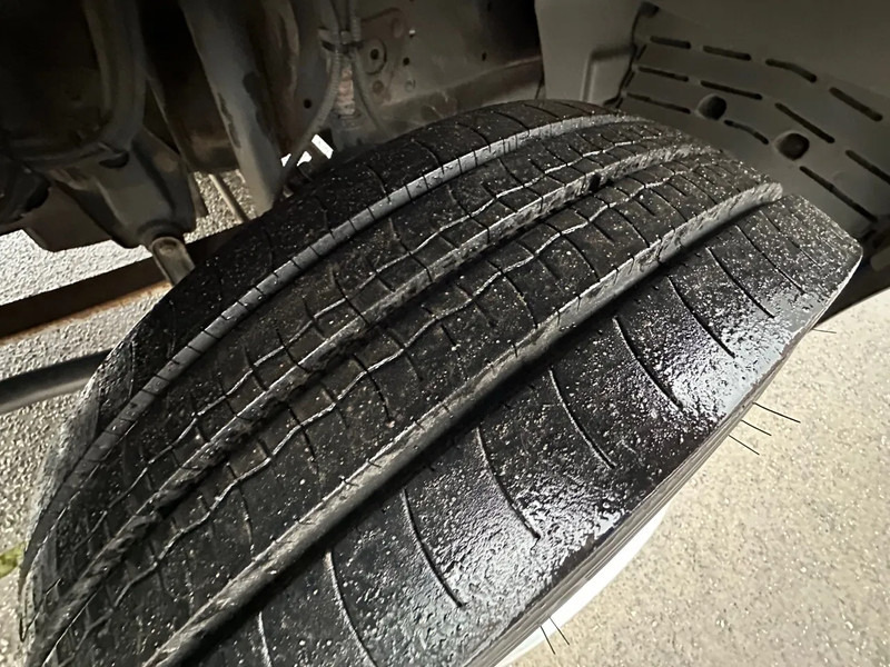 Mercedes-Benz Atego 815 / NL TRUCK / EURO 3 / LOW KM / BOX+LIFT / MANUAL / ANALOG TACHO - Skříňový nákladní auto: obrázok 4 Mercedes-Benz Atego 815 / NL TRUCK / EURO 3 / LOW KM / BOX+LIFT / MANUAL / ANALOG TACHO - Skříňový nákladní auto: obrázok 4