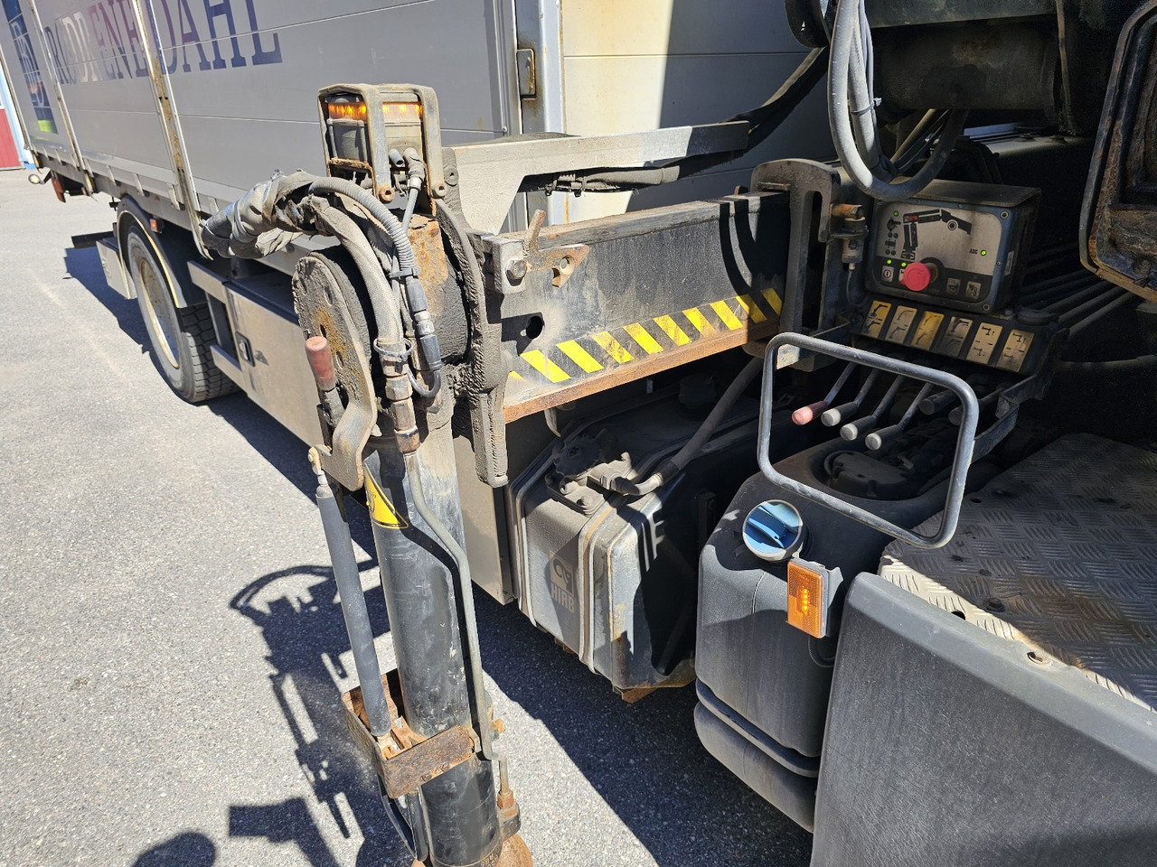 Scania P320 - Valníkový/ Plošinový nákladný automobil, Auto s hydraulickou rukou: obrázok 3 Scania P320 - Valníkový/ Plošinový nákladný automobil, Auto s hydraulickou rukou: obrázok 3