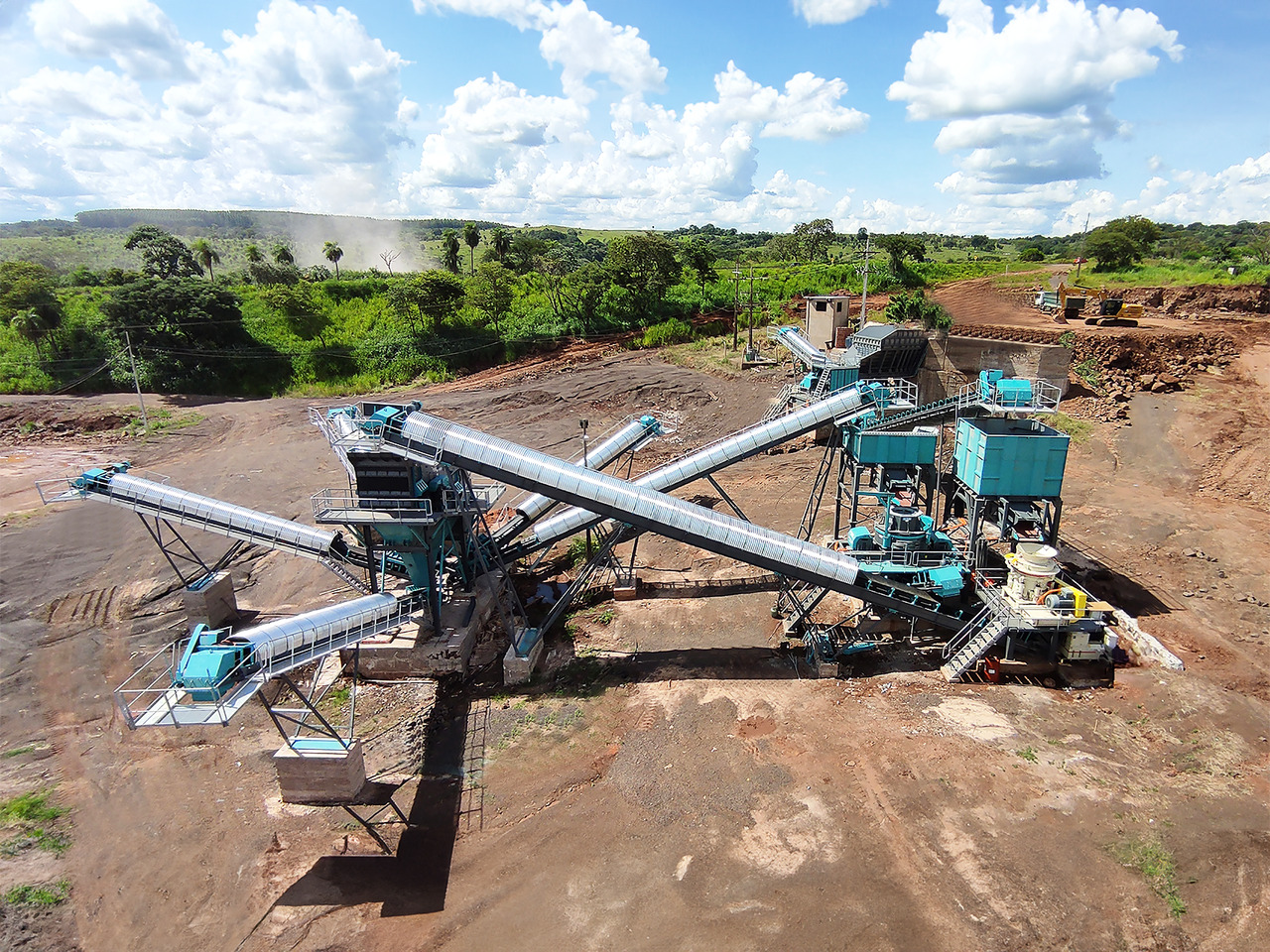Constmach Installation Stationnaire De Concassage De Pierres De Basalte 250-300 Tph - Drvič: obrázok 1 Constmach Installation Stationnaire De Concassage De Pierres De Basalte 250-300 Tph - Drvič: obrázok 1