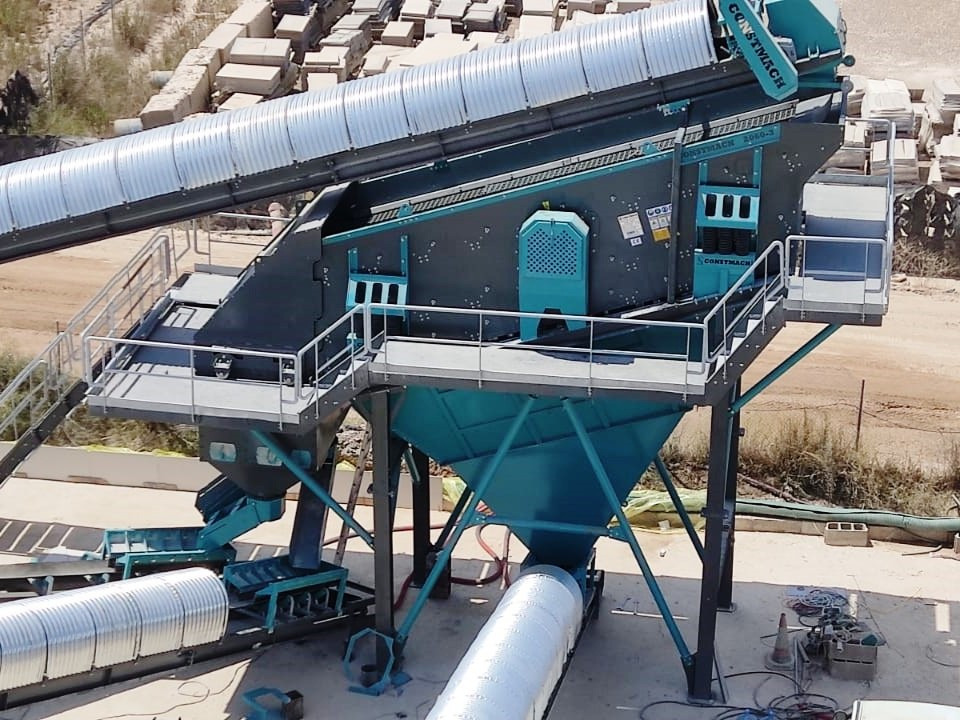 Constmach Systèmes De Cribles Vibrants 70-95 Tph 2-3-4 Étages 1200x4000 Mm - Třídič: obrázok 3 Constmach Systèmes De Cribles Vibrants 70-95 Tph 2-3-4 Étages 1200x4000 Mm - Třídič: obrázok 3