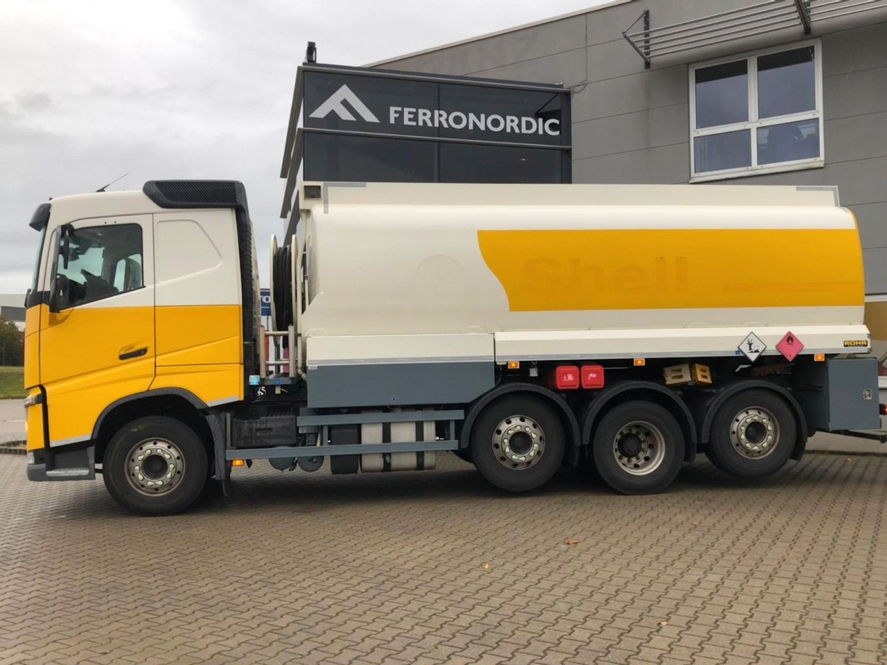 Volvo FH420 Tridem*ADR*3 Kammern 26700LT*ROHR*Sening - Cisternové vozidlo: obrázok 4 Volvo FH420 Tridem*ADR*3 Kammern 26700LT*ROHR*Sening - Cisternové vozidlo: obrázok 4