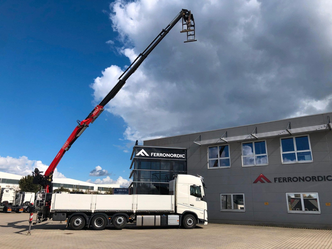 Volvo FH460 8x2 TRIDEM VLA&NLA gelenkt*FASSI F215AS.24 - Valníkový/ Plošinový nákladný automobil, Auto s hydraulickou rukou: obrázok 1 Volvo FH460 8x2 TRIDEM VLA&NLA gelenkt*FASSI F215AS.24 - Valníkový/ Plošinový nákladný automobil, Auto s hydraulickou rukou: obrázok 1
