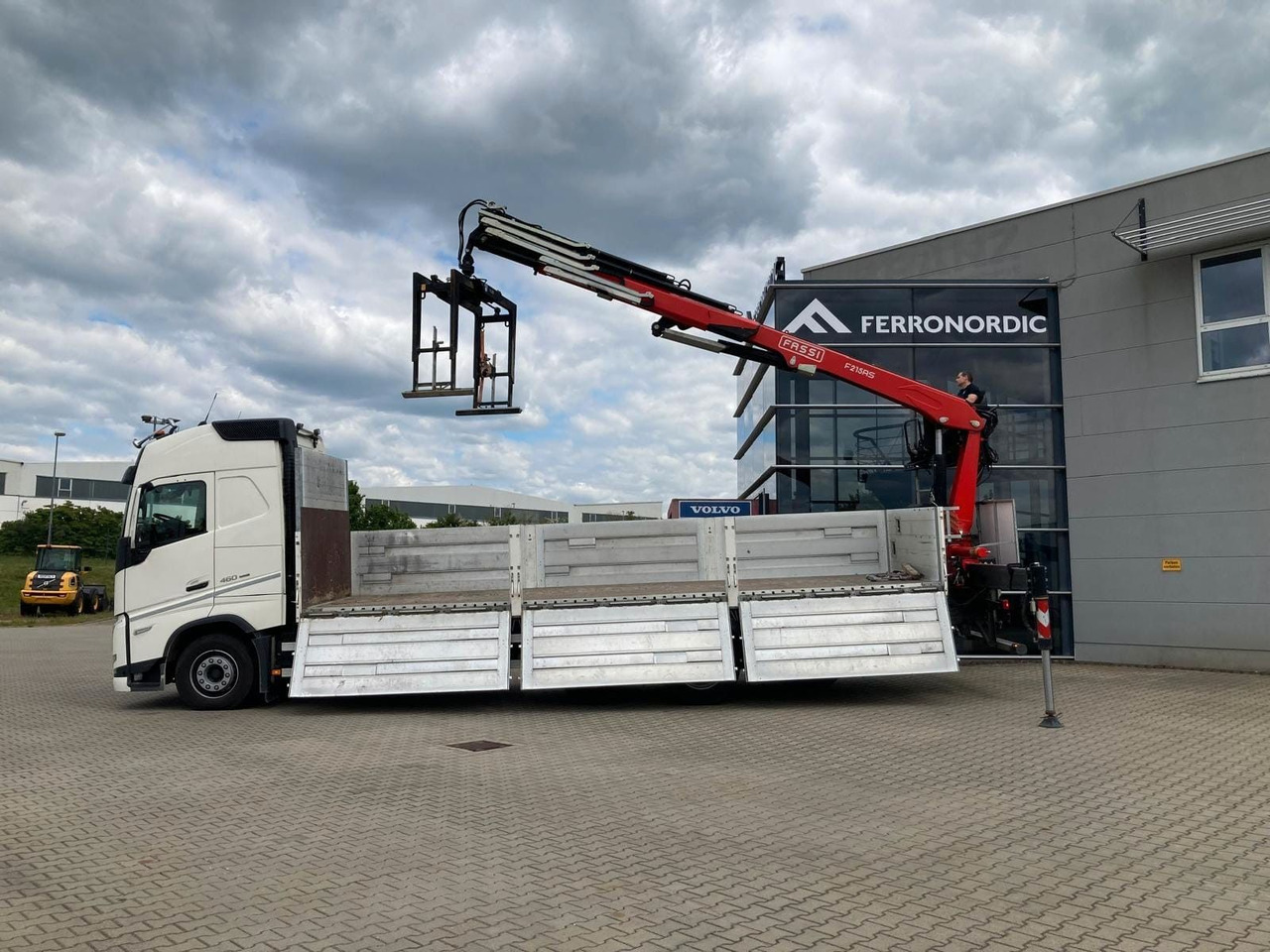 Volvo FH460 8x2 TRIDEM VLA&NLA gelenkt*FASSI F215AS.24 - Auto s hydraulickou rukou: obrázok 2 Volvo FH460 8x2 TRIDEM VLA&NLA gelenkt*FASSI F215AS.24 - Auto s hydraulickou rukou: obrázok 2