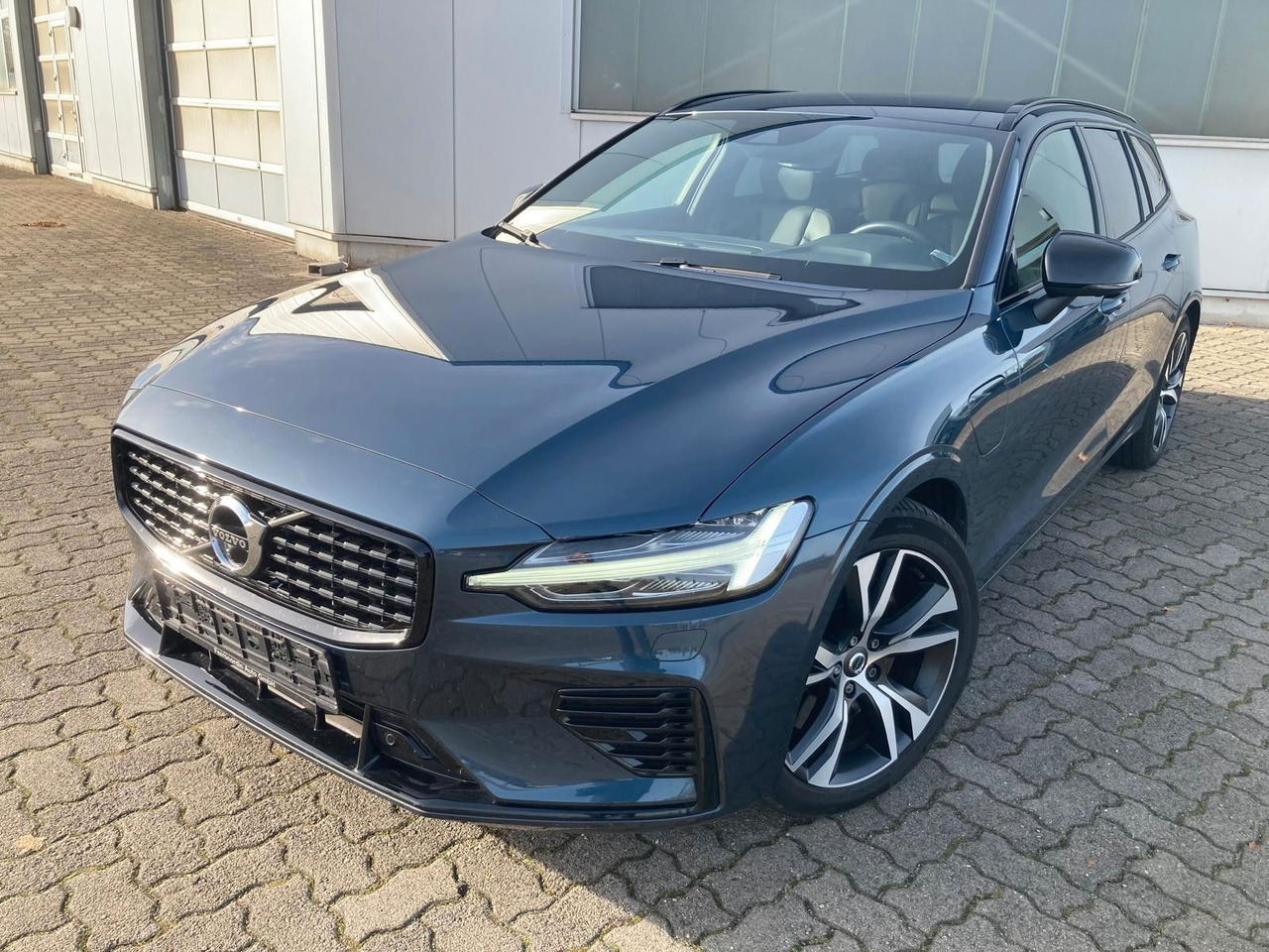 Volvo V60 T8 R Design Recharge Plug-In Hybrid AWD - Kombi: obrázok 1 Volvo V60 T8 R Design Recharge Plug-In Hybrid AWD - Kombi: obrázok 1