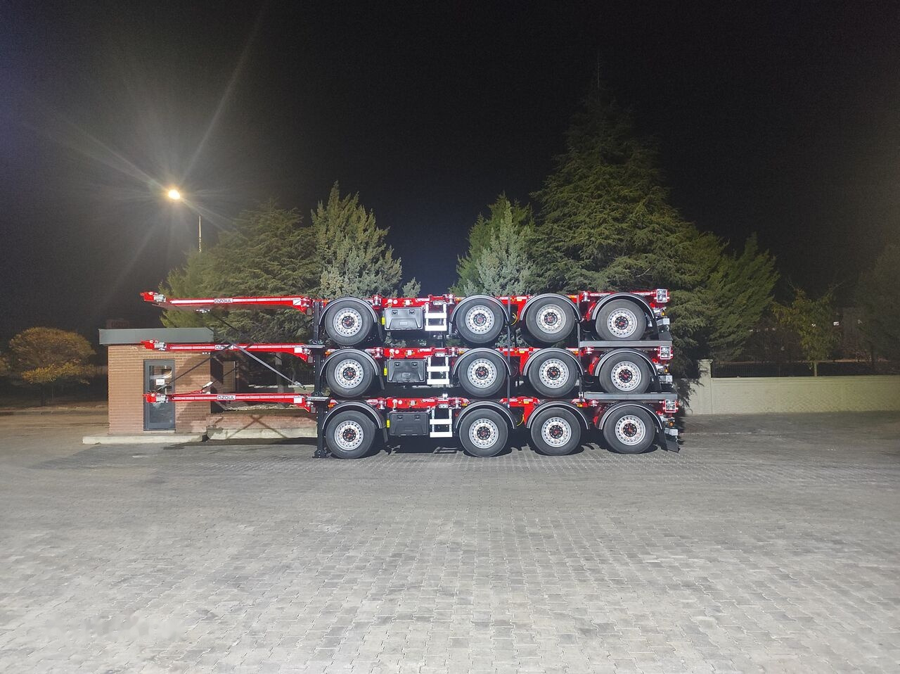 Özgül 4 AXLE HIGH CUBE CONTAINER CARRIER - Náves preprava kontajnerov/ Výmenná nadstavba: obrázok 2 Özgül 4 AXLE HIGH CUBE CONTAINER CARRIER - Náves preprava kontajnerov/ Výmenná nadstavba: obrázok 2