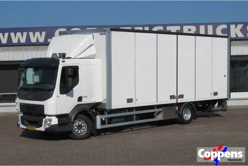Volvo FL 250 Bakwagen + 6 deuren + Laadklep 2000 kg - Skříňový nákladní auto: obrázok 1 Volvo FL 250 Bakwagen + 6 deuren + Laadklep 2000 kg - Skříňový nákladní auto: obrázok 1