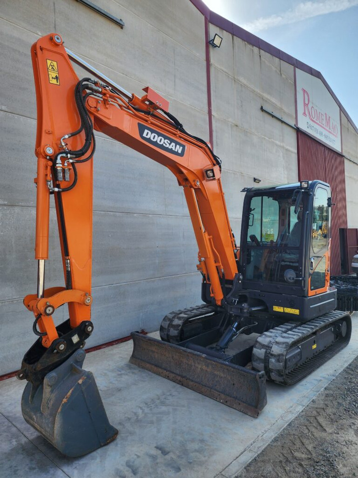 DOOSAN DX63R-3 - Mini rýpadlo: obrázok 2 DOOSAN DX63R-3 - Mini rýpadlo: obrázok 2