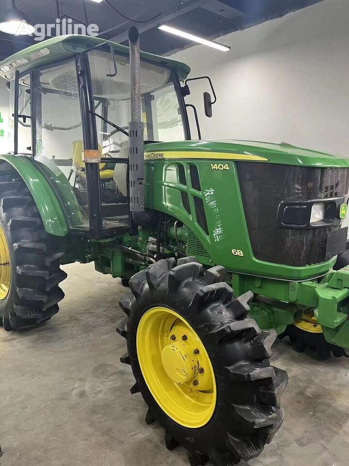 John Deere 1404 - Traktor: obrázok 1 John Deere 1404 - Traktor: obrázok 1