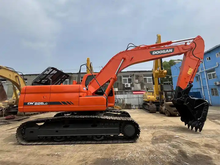 20 ton heavy machine used excavator digger doosan dx225lc with good performance - Pásové rýpadlo: obrázok 3 20 ton heavy machine used excavator digger doosan dx225lc with good performance - Pásové rýpadlo: obrázok 3