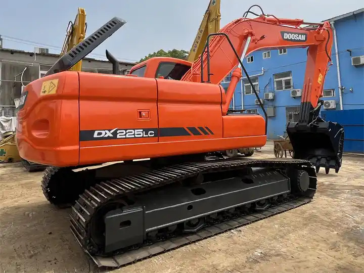 20 ton heavy machine used excavator digger doosan dx225lc with good performance - Pásové rýpadlo: obrázok 4 20 ton heavy machine used excavator digger doosan dx225lc with good performance - Pásové rýpadlo: obrázok 4