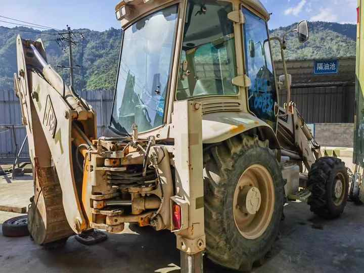 Hot sale Backhoe loader JCB 3CX 4*4 tlb loader UKmade, used cheap JCB 3CX retro loader and digger - Rýpadlo-nakladač: obrázok 2 Hot sale Backhoe loader JCB 3CX 4*4 tlb loader UKmade, used cheap JCB 3CX retro loader and digger - Rýpadlo-nakladač: obrázok 2