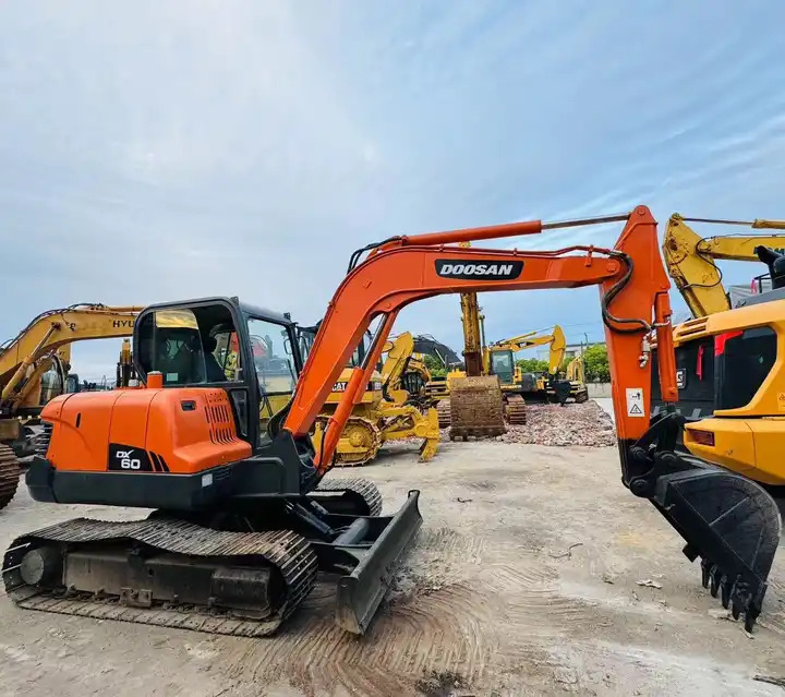 Nice Performance 6t Small Used Excavator,Original Korea Doosan Used Excavators Doosan Dx60 For Sale In Shanghai - Pásové rýpadlo: obrázok 3 Nice Performance 6t Small Used Excavator,Original Korea Doosan Used Excavators Doosan Dx60 For Sale In Shanghai - Pásové rýpadlo: obrázok 3