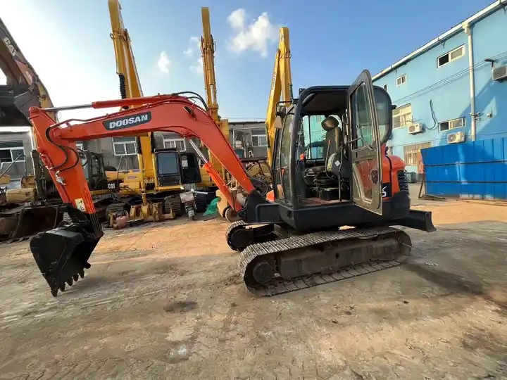Original Top Sale High Performance Slightly Used Doosan Dx60 Tracked Excavator For Landscaping In Shanghai - Pásové rýpadlo: obrázok 3 Original Top Sale High Performance Slightly Used Doosan Dx60 Tracked Excavator For Landscaping In Shanghai - Pásové rýpadlo: obrázok 3