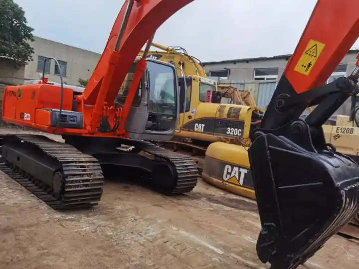 Popular Second Hand Hitachi Excavator Ex200 Used Hitachi Crawler Digger Original Made In Japan at Low Price For Sale - Pásové rýpadlo: obrázok 3 Popular Second Hand Hitachi Excavator Ex200 Used Hitachi Crawler Digger Original Made In Japan at Low Price For Sale - Pásové rýpadlo: obrázok 3