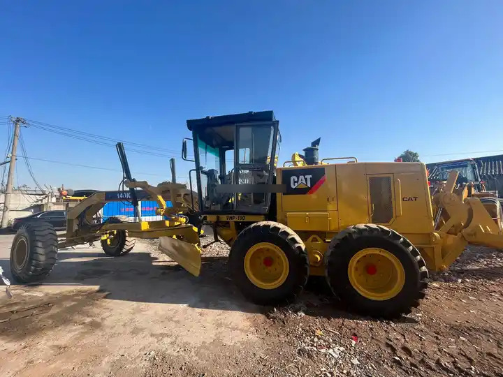 Second hand Caterpillar motor Grader CAT 140K for sale, used CAT 140G 140H 140K in good condition - Zrovnávač: obrázok 4 Second hand Caterpillar motor Grader CAT 140K for sale, used CAT 140G 140H 140K in good condition - Zrovnávač: obrázok 4
