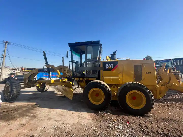 Second hand Caterpillar motor Grader CAT 140K for sale, used CAT 140G 140H 140K in good condition - Zrovnávač: obrázok 3 Second hand Caterpillar motor Grader CAT 140K for sale, used CAT 140G 140H 140K in good condition - Zrovnávač: obrázok 3
