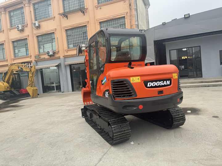 Top Grade in Stock Doosan DX60 Used 6 Ton Hydraulic Crawler Excavator Digger High Quality Factory Price Used 6 Ton - Pásové rýpadlo: obrázok 3 Top Grade in Stock Doosan DX60 Used 6 Ton Hydraulic Crawler Excavator Digger High Quality Factory Price Used 6 Ton - Pásové rýpadlo: obrázok 3
