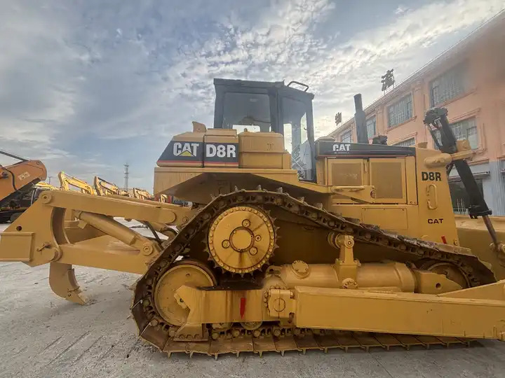 Used Caterpillar bulldozer CAT D8R on sale - Buldozér: obrázok 3 Used Caterpillar bulldozer CAT D8R on sale - Buldozér: obrázok 3