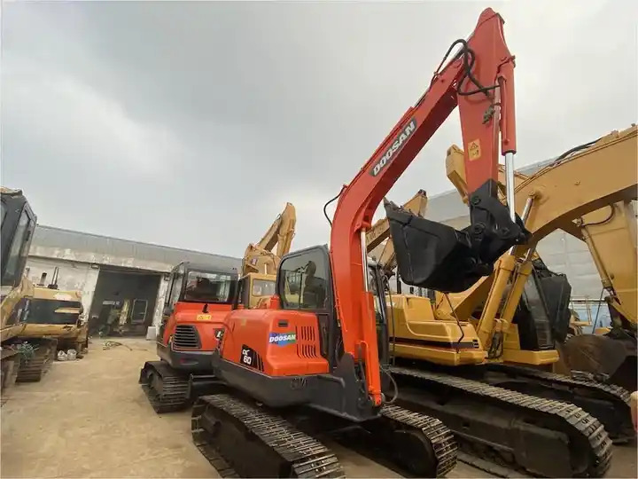 Used Doosan 6ton dx60 dx55 dx75 excavator made in Korea - Pásové rýpadlo: obrázok 3 Used Doosan 6ton dx60 dx55 dx75 excavator made in Korea - Pásové rýpadlo: obrázok 3