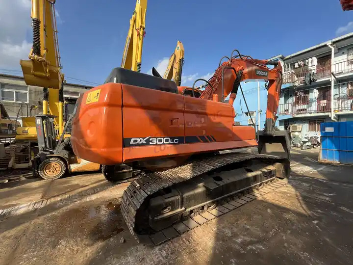 Used Doosan Dx300 Excavator Heavy Large Construction Equipment With Good Condition Original Korea For Sale - Pásové rýpadlo: obrázok 4 Used Doosan Dx300 Excavator Heavy Large Construction Equipment With Good Condition Original Korea For Sale - Pásové rýpadlo: obrázok 4