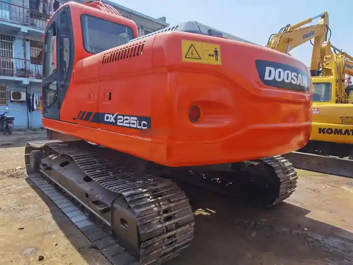 Second hand excavator used machinery equipment Doosan dx225 used excavators in stock for sale - Pásové rýpadlo: obrázok 4 Second hand excavator used machinery equipment Doosan dx225 used excavators in stock for sale - Pásové rýpadlo: obrázok 4