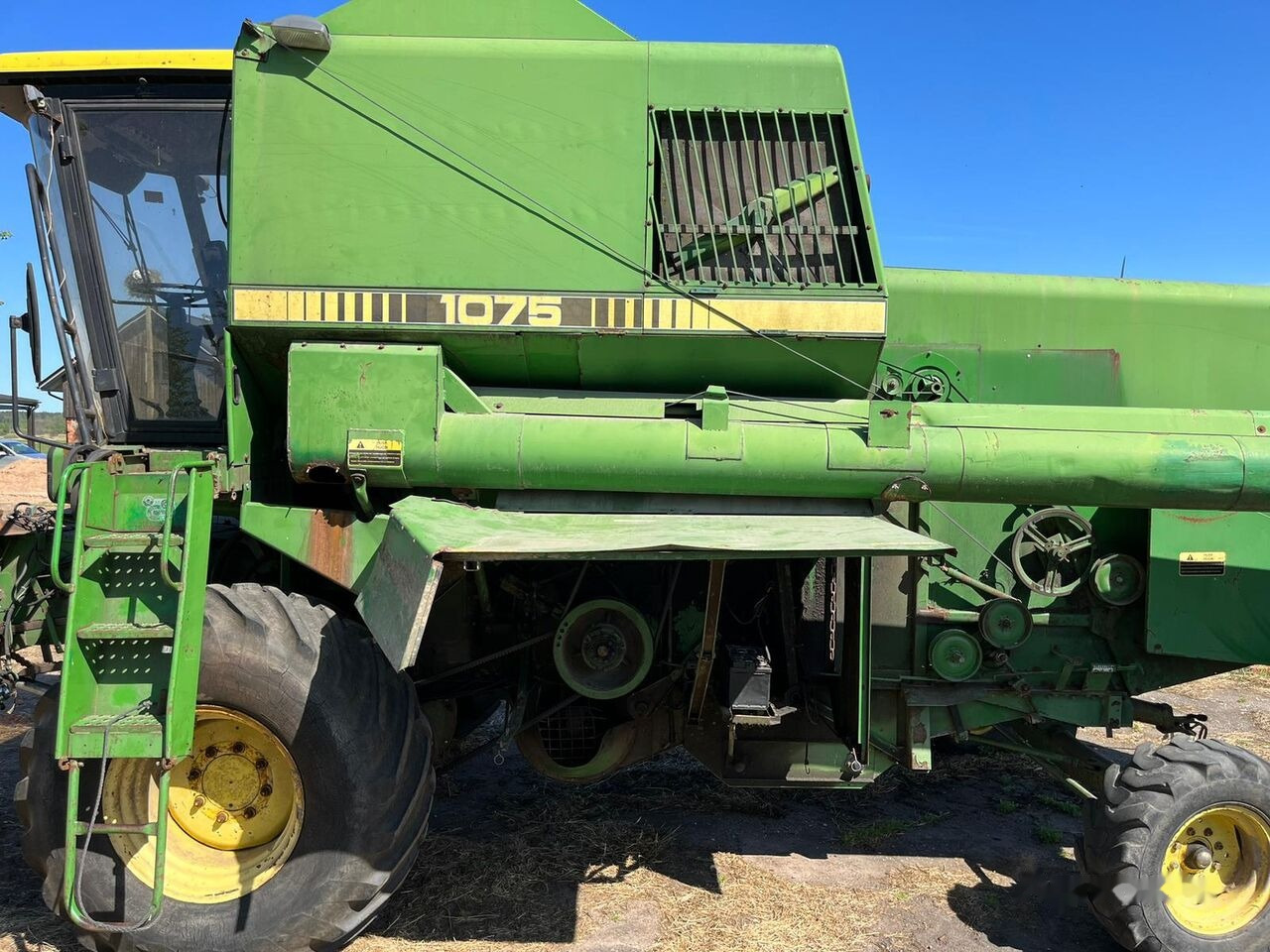 John Deere 1075 - Obilný kombajn: obrázok 1 John Deere 1075 - Obilný kombajn: obrázok 1