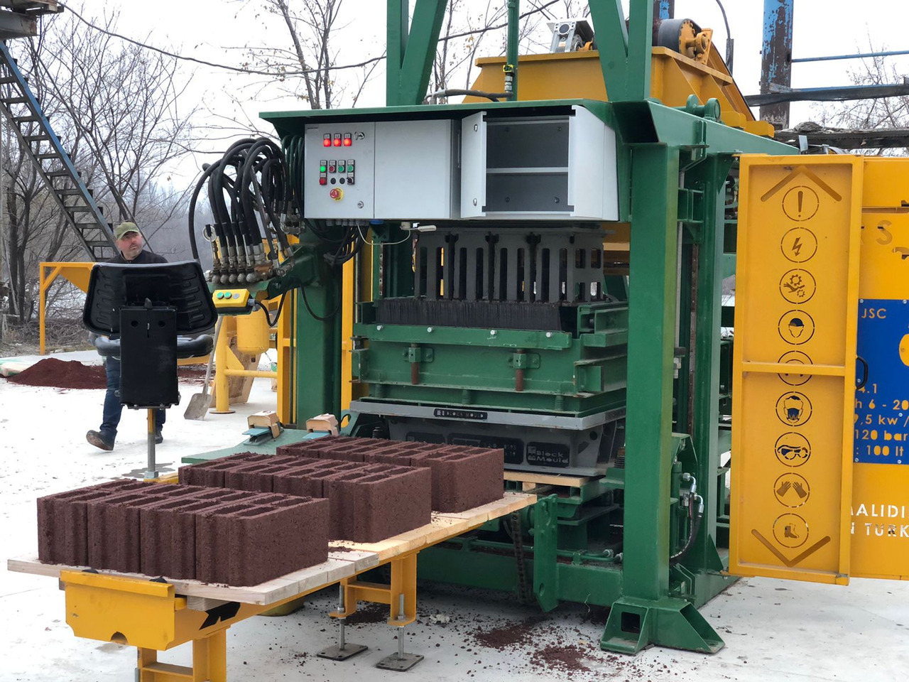 Economic Hollow Block Machine - Vibrolis: obrázok 5 Economic Hollow Block Machine - Vibrolis: obrázok 5
