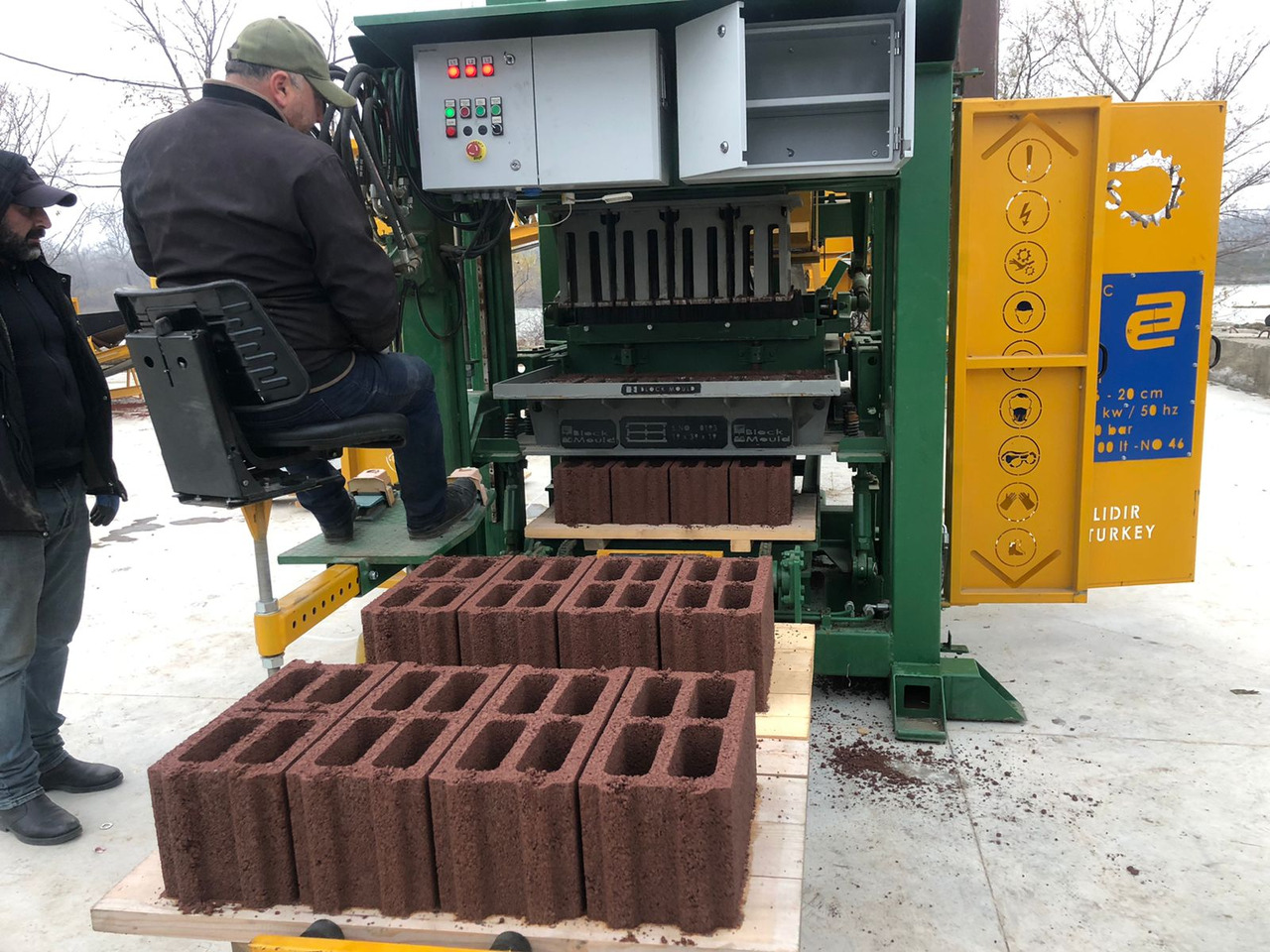 Economic Hollow Block Machine - Vibrolis: obrázok 2 Economic Hollow Block Machine - Vibrolis: obrázok 2