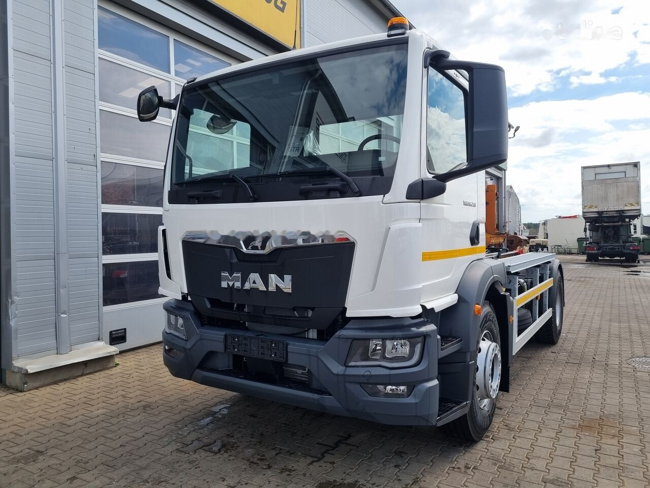 MAN TGM 18 250 - Hákový nosič kontajnerov: obrázok 1 MAN TGM 18 250 - Hákový nosič kontajnerov: obrázok 1