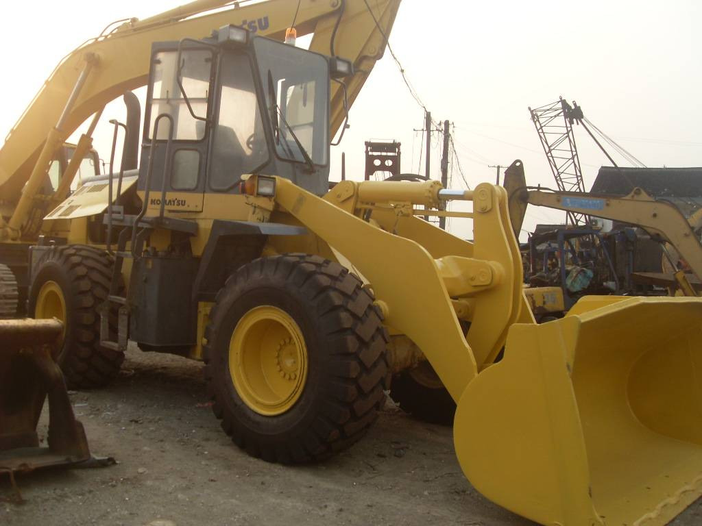 Komatsu WA320 - Kolesový nakladač: obrázok 1 Komatsu WA320 - Kolesový nakladač: obrázok 1