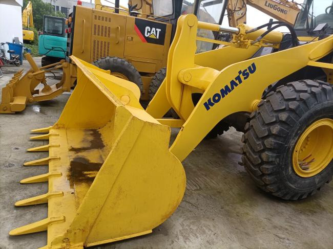 Komatsu WA320 - Kolesový nakladač: obrázok 4 Komatsu WA320 - Kolesový nakladač: obrázok 4