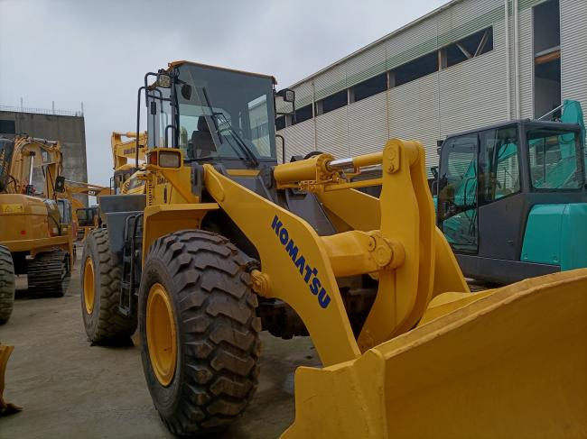 Komatsu WA320 - Kolesový nakladač: obrázok 2 Komatsu WA320 - Kolesový nakladač: obrázok 2