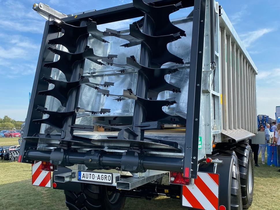 Auto-Agro Mistreuer / Manure spreader / Epandeur à fumier / Rimorchio spandiconcime / Разбрасыватель органических удобрений / Rozrzutnik obornika Tandem N268 - Rozmetadlo hnoja: obrázok 4 Auto-Agro Mistreuer / Manure spreader / Epandeur à fumier / Rimorchio spandiconcime / Разбрасыватель органических удобрений / Rozrzutnik obornika Tandem N268 - Rozmetadlo hnoja: obrázok 4
