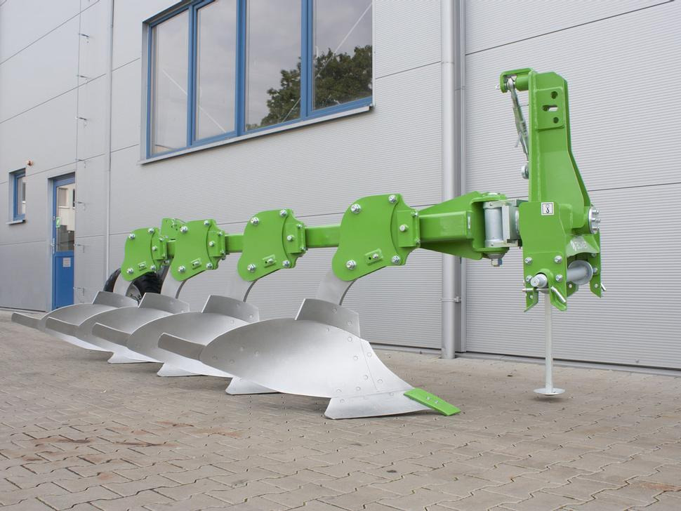 Bomet Pflüge / Single-beam plow / Charrue mono-poutre / Aratro / Плуг / Pług jednobelkowy Libra 3+1 - Pluh: obrázok 1 Bomet Pflüge / Single-beam plow / Charrue mono-poutre / Aratro / Плуг / Pług jednobelkowy Libra 3+1 - Pluh: obrázok 1