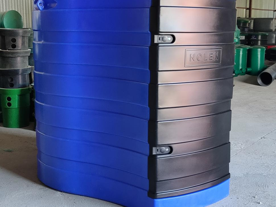 DC AdBlue-Behälter / AdBlue tank / Cuve à AdBlue / Serbatoio / Depósito / Бак для AdBlue / Zbiornik AdBlue 1500 l - Skladovacia nádrž: obrázok 2 DC AdBlue-Behälter / AdBlue tank / Cuve à AdBlue / Serbatoio / Depósito / Бак для AdBlue / Zbiornik AdBlue 1500 l - Skladovacia nádrž: obrázok 2