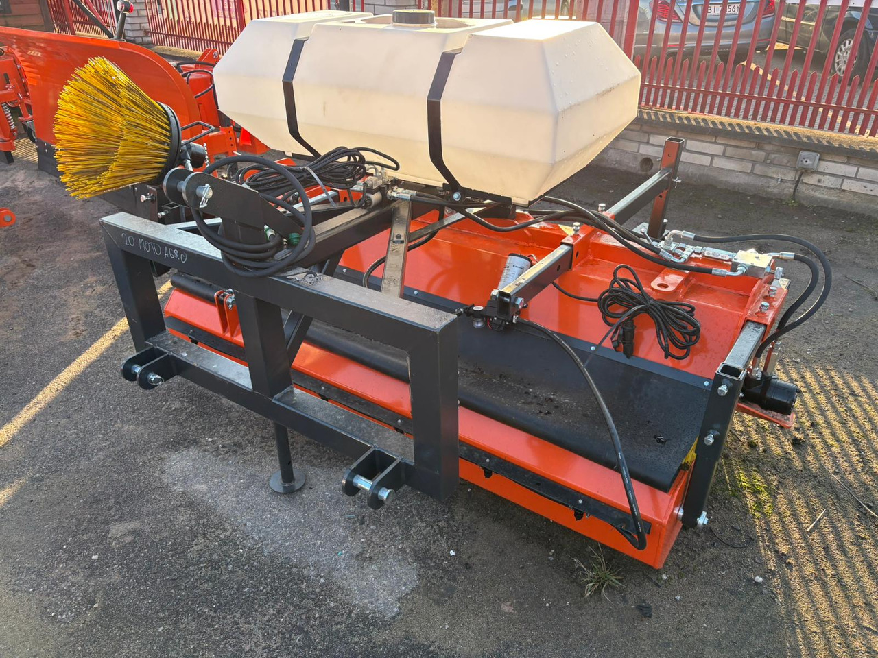 METAL-TECHNIK Kehrmaschine / Sweeper / Balayeuse / Spazzolatrice / Подметательно-уборочная машина / Zamiatarka 2 m - Zametač pre Predný nakladač na traktor: obrázok 5 METAL-TECHNIK Kehrmaschine / Sweeper / Balayeuse / Spazzolatrice / Подметательно-уборочная машина / Zamiatarka 2 m - Zametač pre Predný nakladač na traktor: obrázok 5