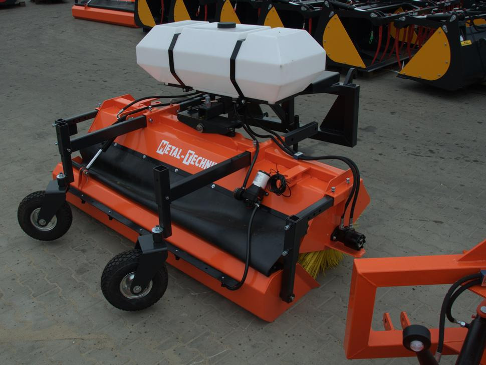 METAL-TECHNIK Kehrmaschine / Sweeper / Balayeuse / Spazzolatrice / Подметательно-уборочная машина / Zamiatarka 2 m - Zametač pre Predný nakladač na traktor: obrázok 4 METAL-TECHNIK Kehrmaschine / Sweeper / Balayeuse / Spazzolatrice / Подметательно-уборочная машина / Zamiatarka 2 m - Zametač pre Predný nakladač na traktor: obrázok 4