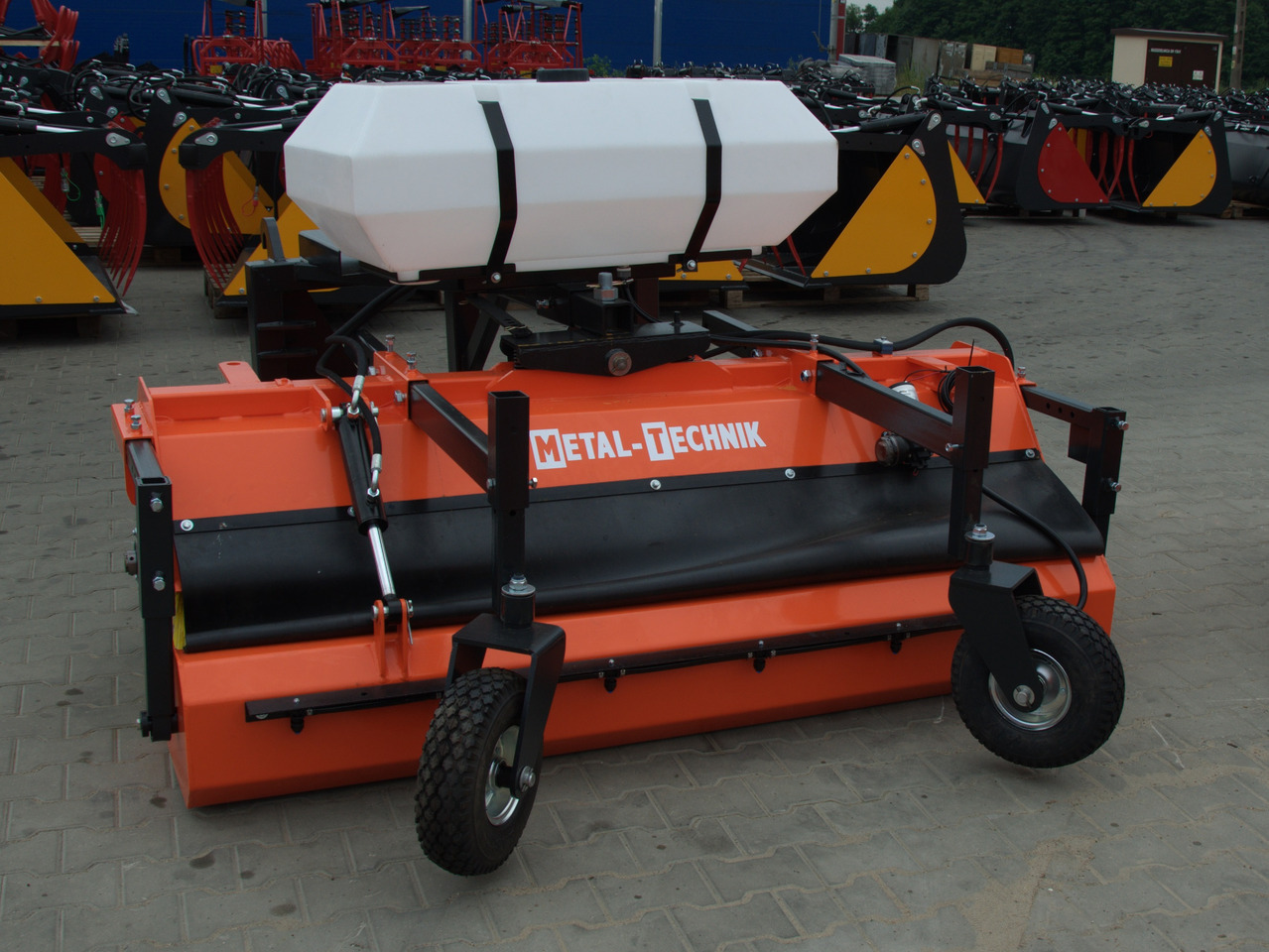 METAL-TECHNIK Kehrmaschine / Sweeper / Balayeuse / Spazzolatrice / Подметательно-уборочная машина / Zamiatarka 2 m - Zametač pre Predný nakladač na traktor: obrázok 1 METAL-TECHNIK Kehrmaschine / Sweeper / Balayeuse / Spazzolatrice / Подметательно-уборочная машина / Zamiatarka 2 m - Zametač pre Predný nakladač na traktor: obrázok 1