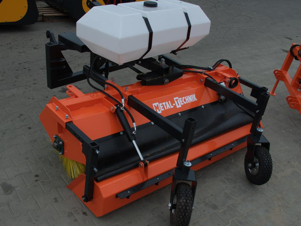 METAL-TECHNIK Kehrmaschine / Sweeper / Balayeuse / Spazzolatrice / Подметательно-уборочная машина / Zamiatarka 2 m - Zametač pre Predný nakladač na traktor: obrázok 2 METAL-TECHNIK Kehrmaschine / Sweeper / Balayeuse / Spazzolatrice / Подметательно-уборочная машина / Zamiatarka 2 m - Zametač pre Predný nakladač na traktor: obrázok 2