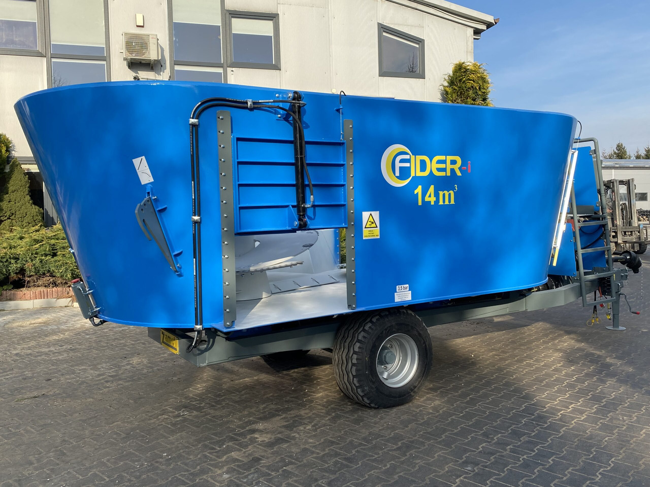 ZAMET Futtermischwagen / Feed mixer / Melangeuse / Carro miscelatore / Vagoneta 2 sinfines / Кормораздатчик 2 шнека / Wóz paszowy 14 m3 - Kŕmny voz: obrázok 4 ZAMET Futtermischwagen / Feed mixer / Melangeuse / Carro miscelatore / Vagoneta 2 sinfines / Кормораздатчик 2 шнека / Wóz paszowy 14 m3 - Kŕmny voz: obrázok 4