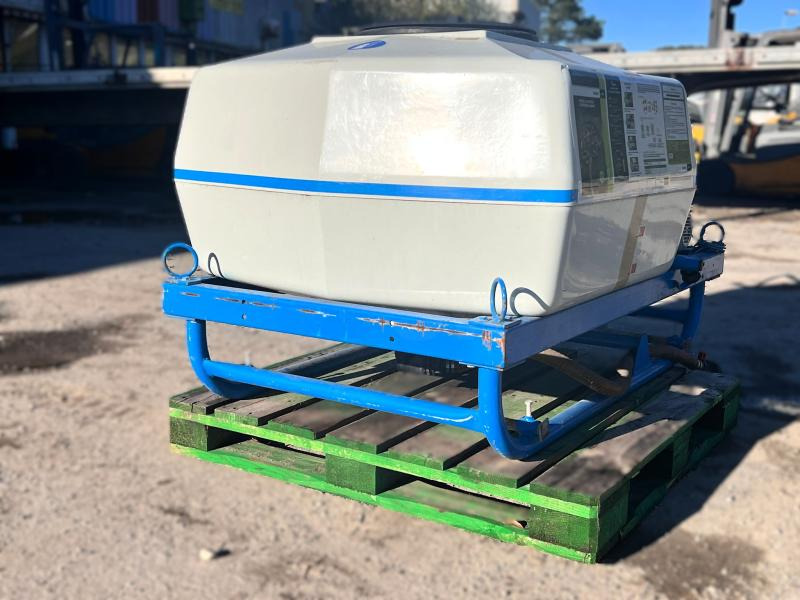 BLANCHARD CUVE D'ARROSAGE PULVERISATEUR AVEC POMPE ELECTRIQUE SUR BERCE (NET DE TVA) - Postrekovač za traktor: obrázok 5 BLANCHARD CUVE D'ARROSAGE PULVERISATEUR AVEC POMPE ELECTRIQUE SUR BERCE (NET DE TVA) - Postrekovač za traktor: obrázok 5